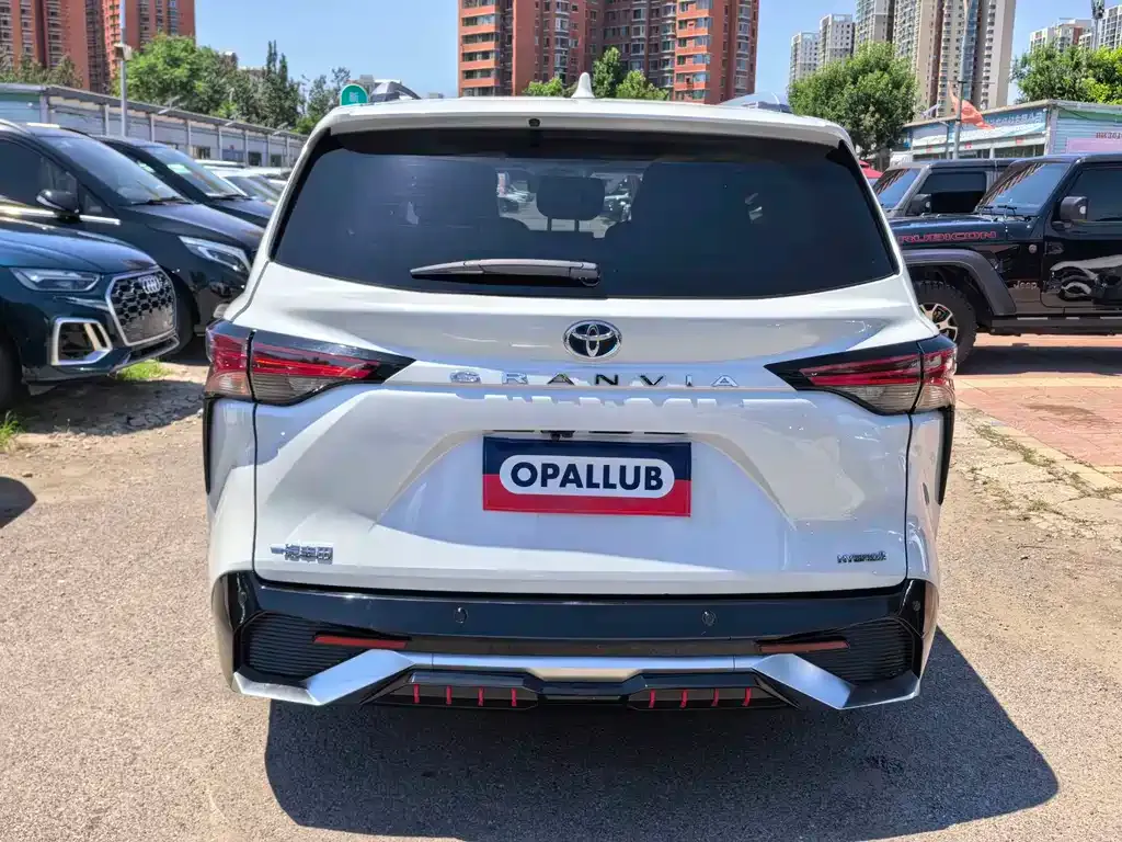 Toyota Granvia — фото 10