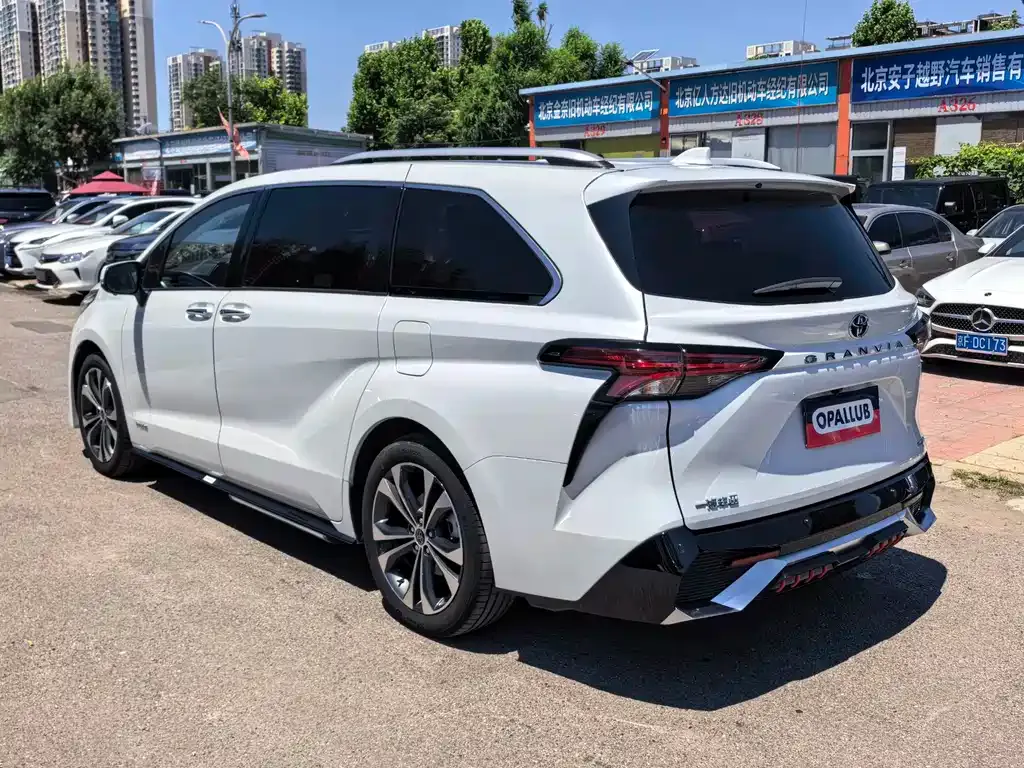 Toyota Granvia — фото 7