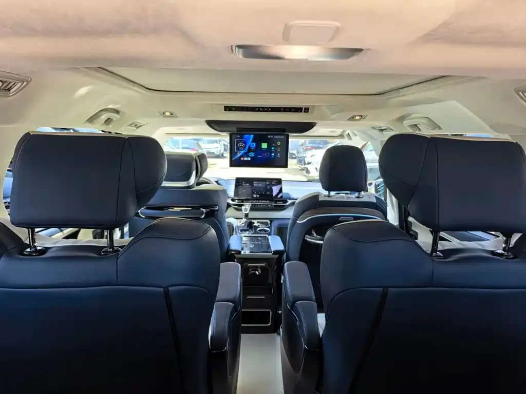 Toyota Granvia — фото 6