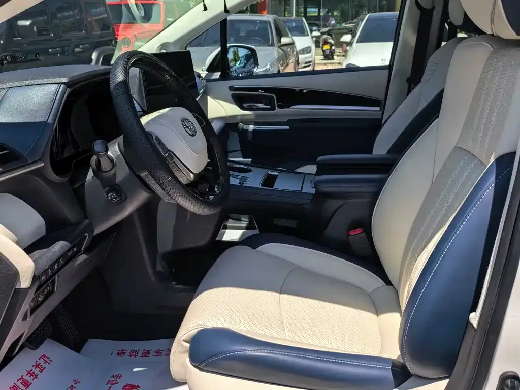 Toyota Granvia — фото 5