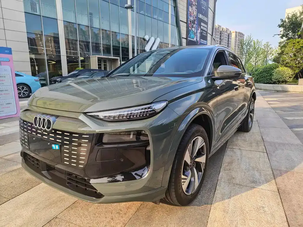 Audi Q6L e-tron — фото 1