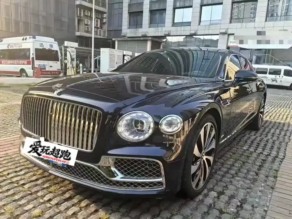 Bentley Flying Spur — фото 1