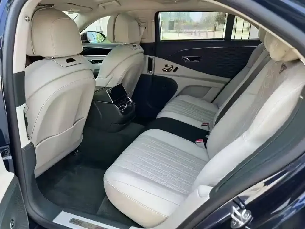 Bentley Flying Spur — фото 4