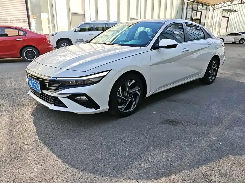 Hyundai Elantra — фото 1