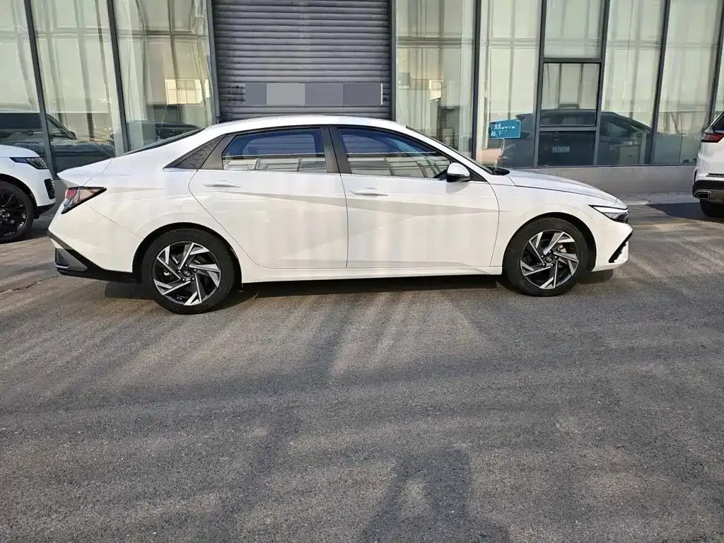 Hyundai Elantra — фото 7