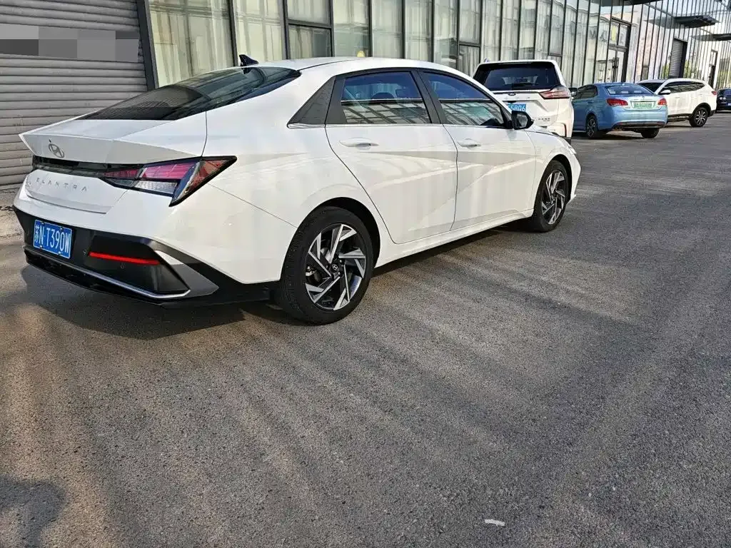 Hyundai Elantra — фото 3