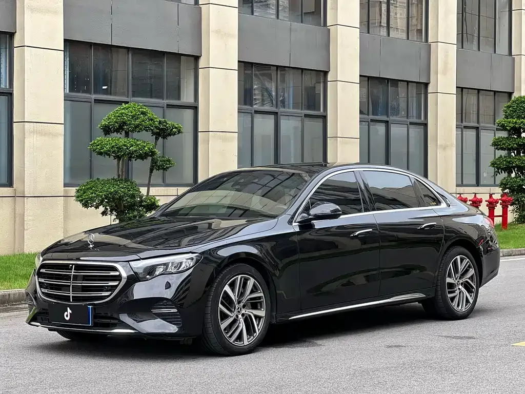 Mercedes-Benz E-Class — фото 1
