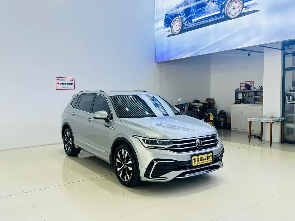 Volkswagen Tiguan L — фото 1
