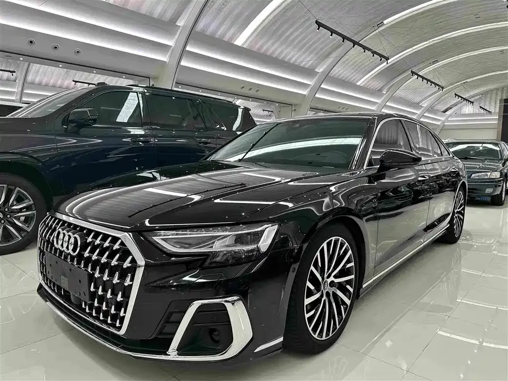Audi A8 — фото 1