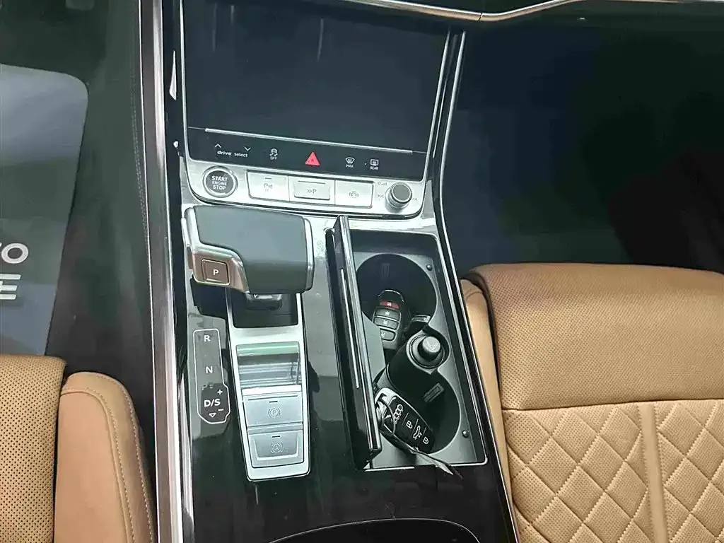 Audi A8 — фото 7