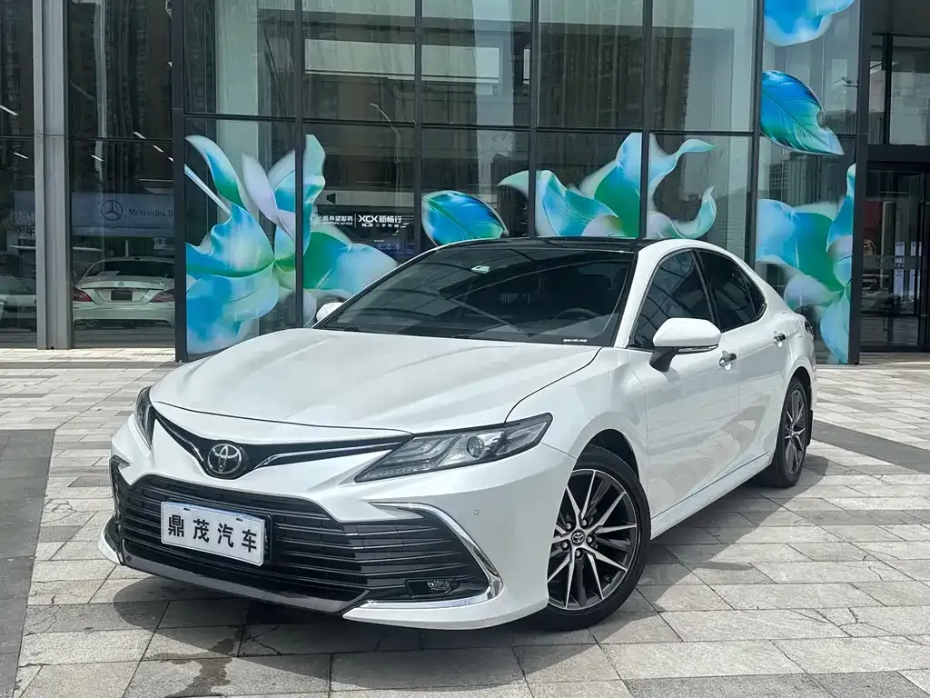Toyota Camry — фото 1
