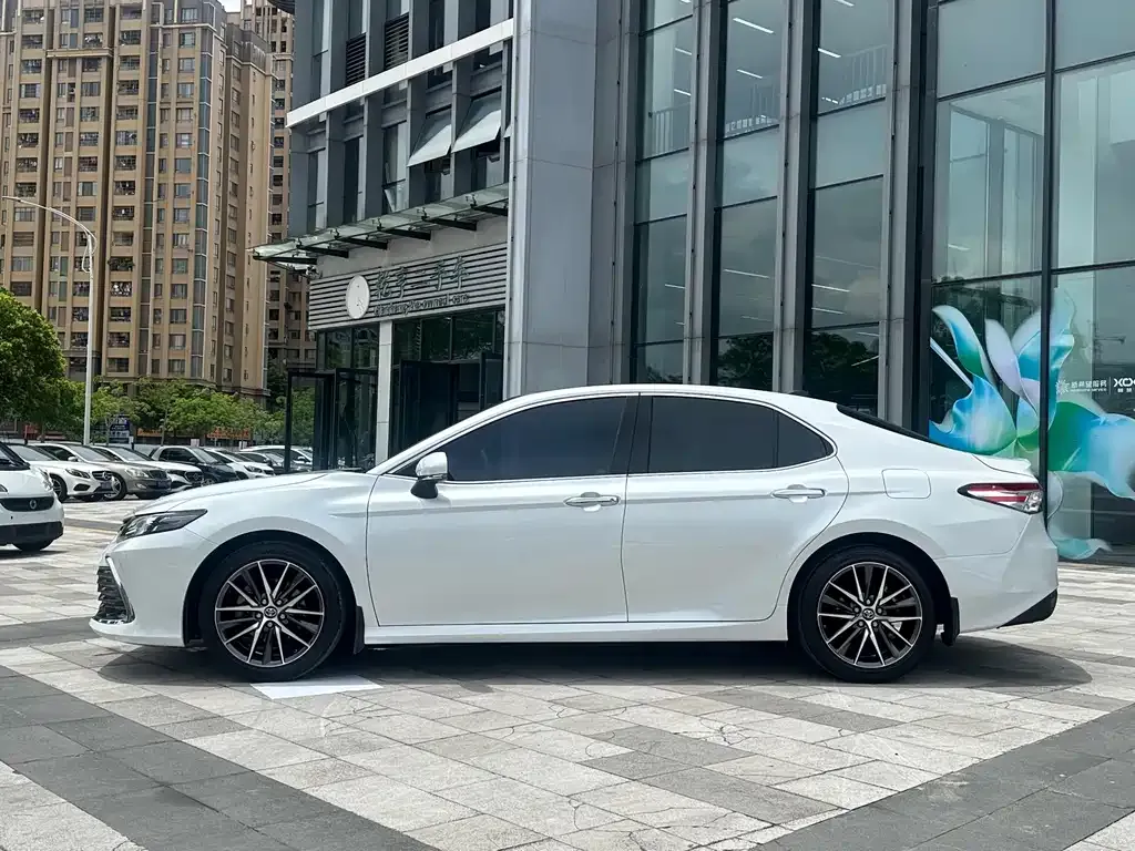 Toyota Camry — фото 5