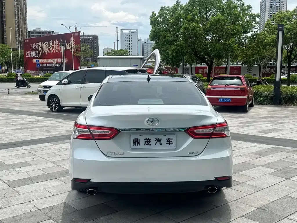 Toyota Camry — фото 2
