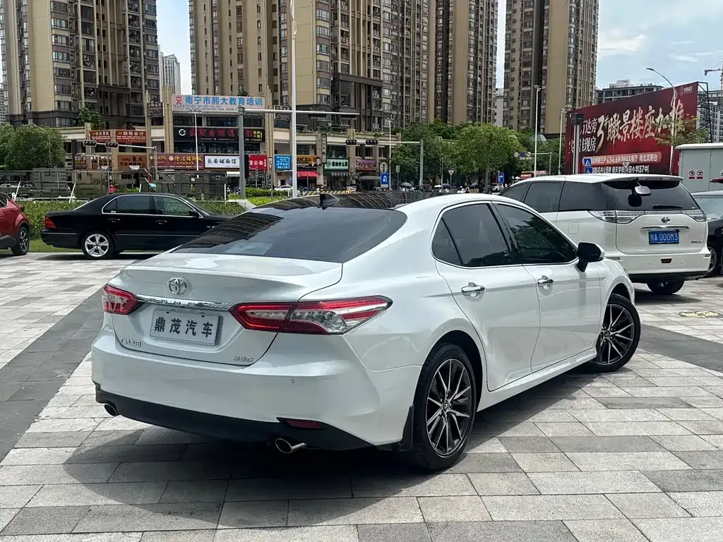 Toyota Camry — фото 10