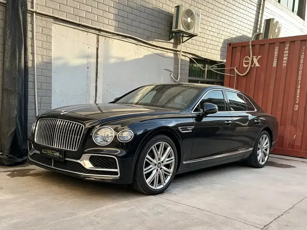 Bentley Flying Spur — фото 1