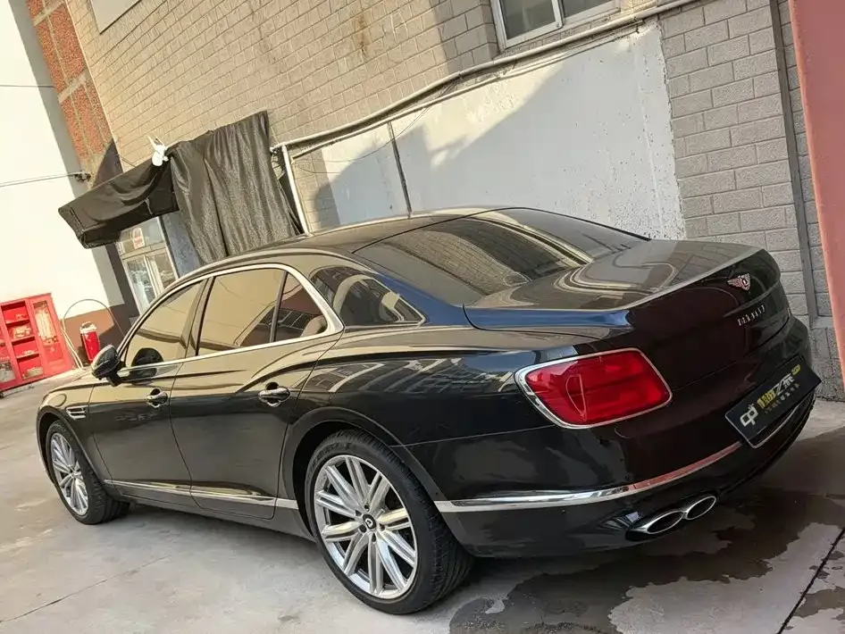 Bentley Flying Spur — фото 10