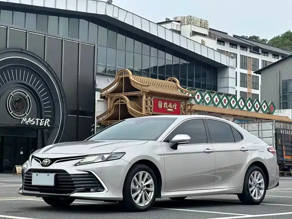 Toyota Camry — фото 1
