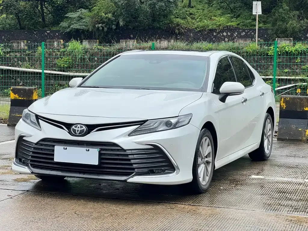 Toyota Camry — фото 1