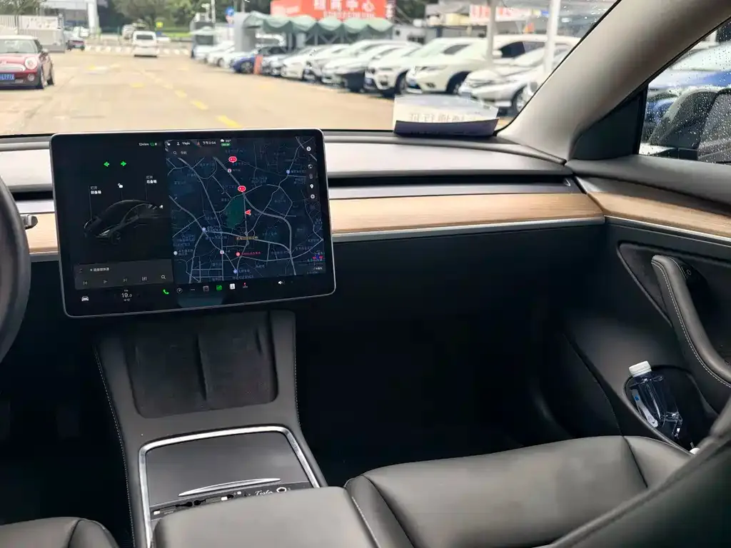 Tesla Model 3 — фото 9