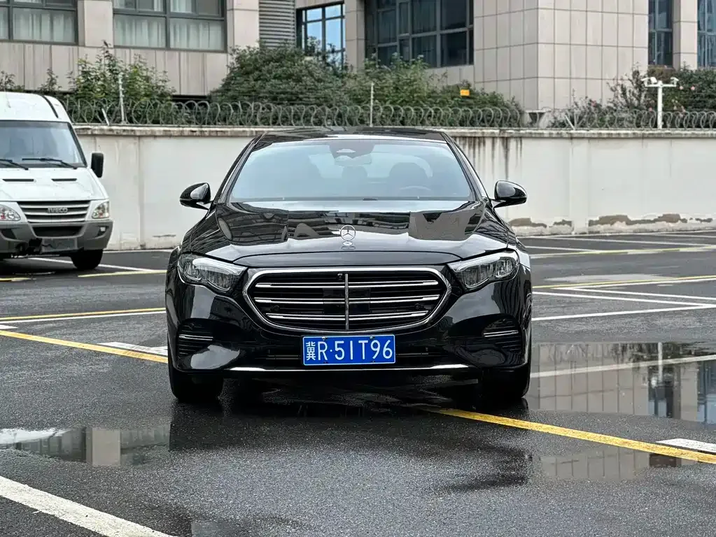 Mercedes-Benz E-Class — фото 1