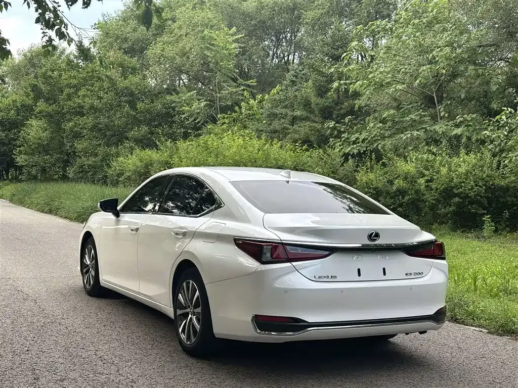 Lexus ES — фото 10