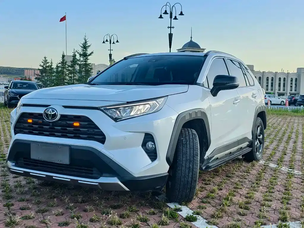 Toyota RAV4 — фото 1