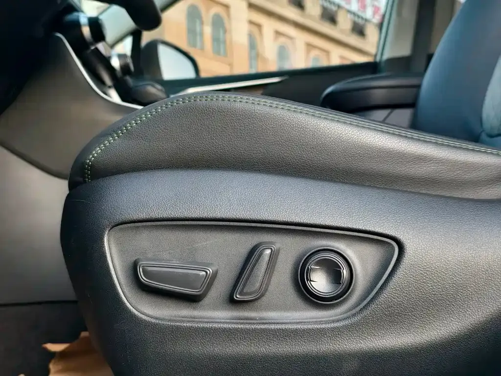 Toyota RAV4 — фото 8