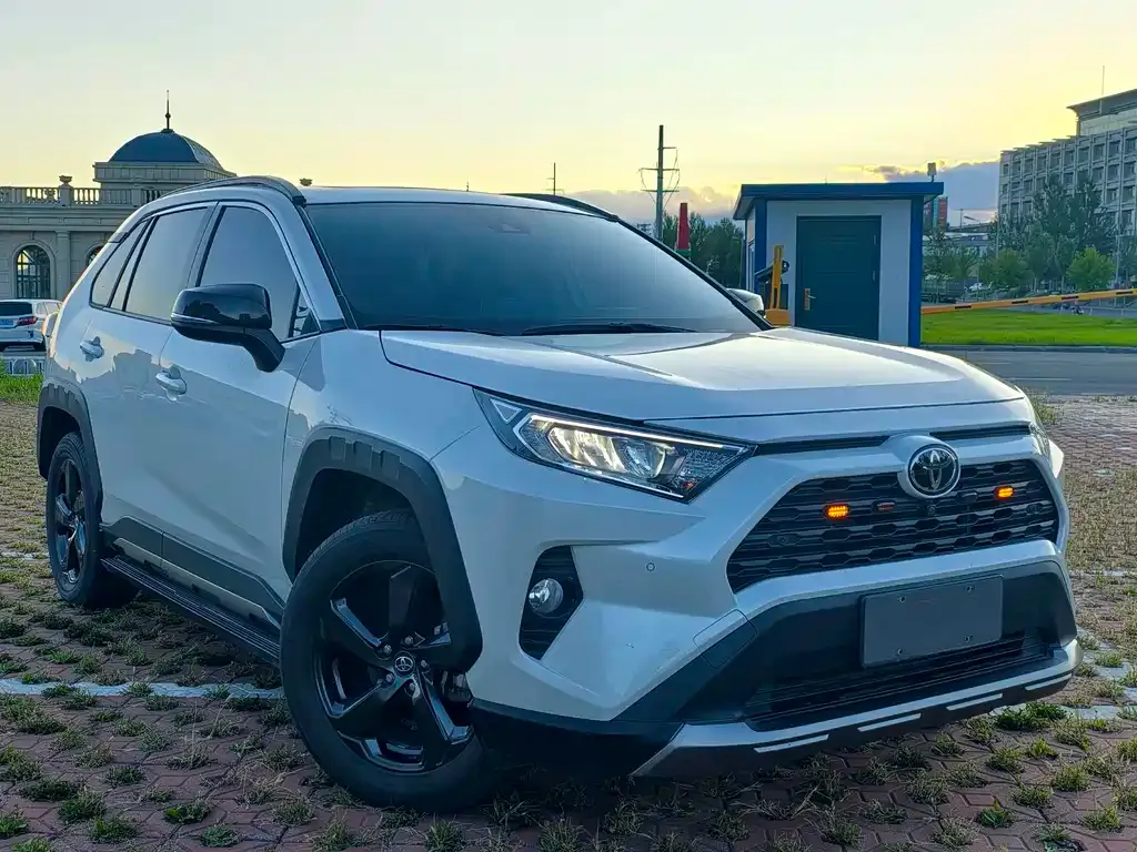 Toyota RAV4 — фото 7
