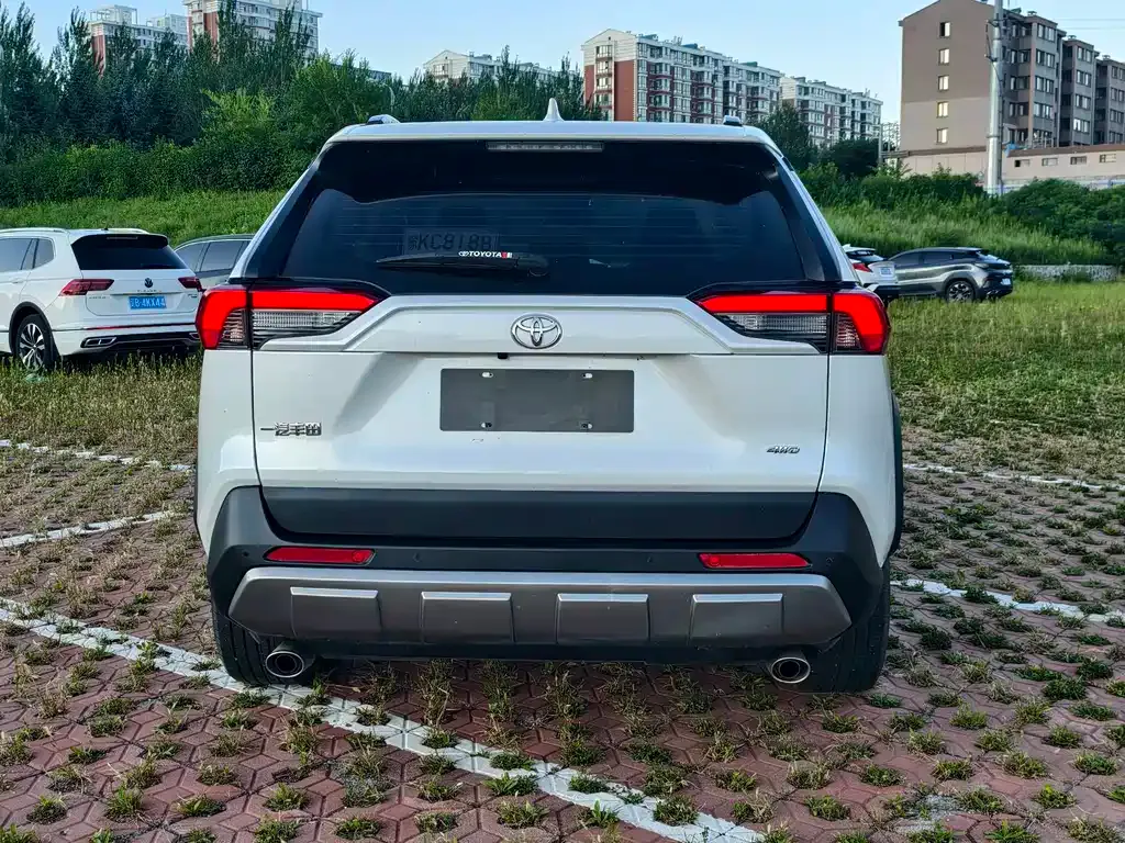 Toyota RAV4 — фото 10