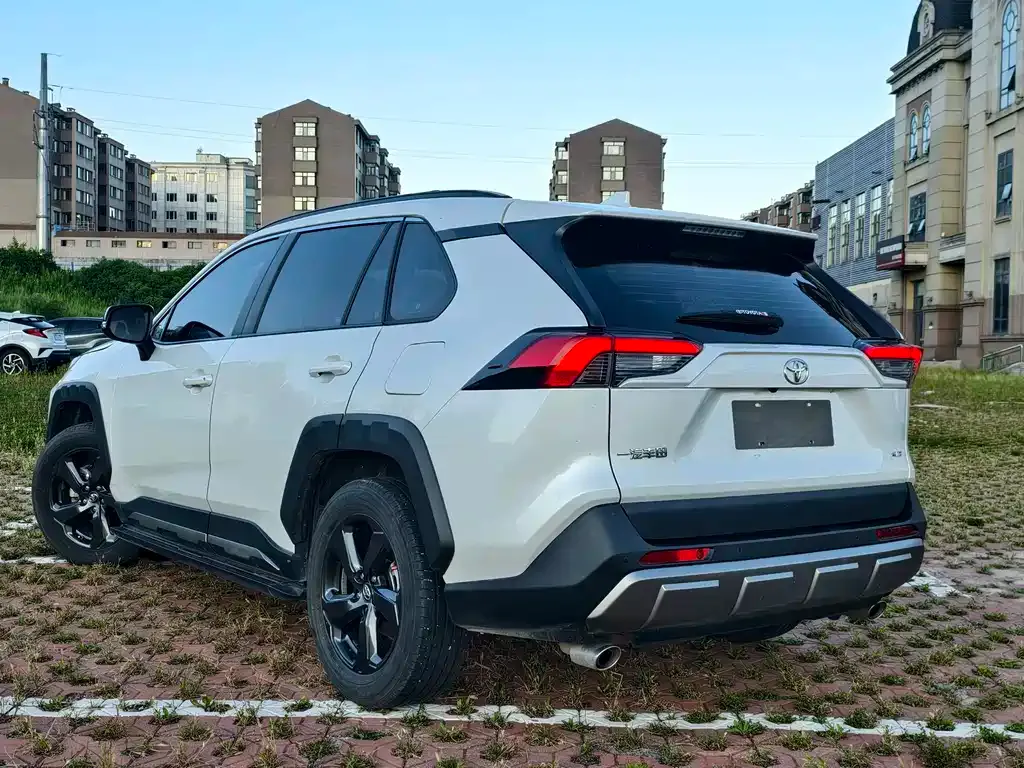 Toyota RAV4 — фото 4
