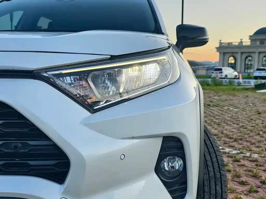 Toyota RAV4 — фото 2