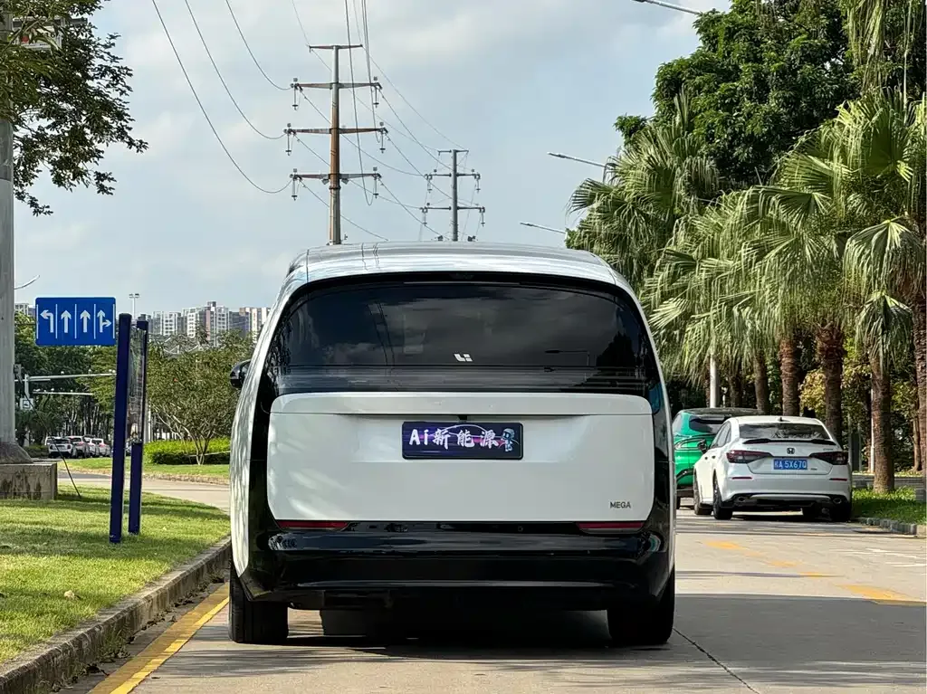 Li Auto MEGA — фото 9