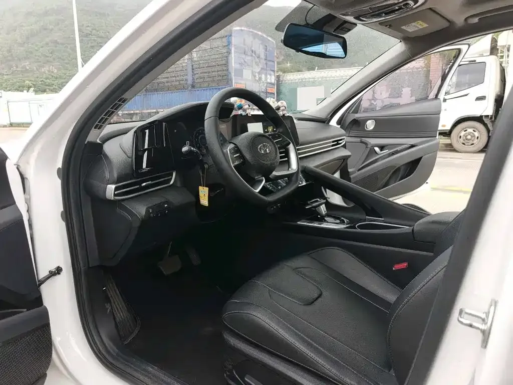 Hyundai Elantra 2023 из CN, фото 3