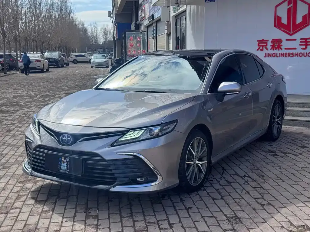 Toyota Camry — фото 1
