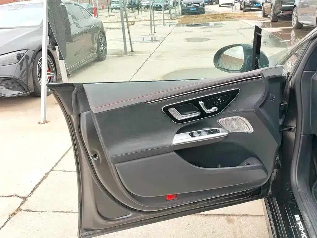 Mercedes-Benz EQE AMG — фото 10