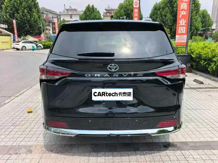 Toyota Granvia — фото 7