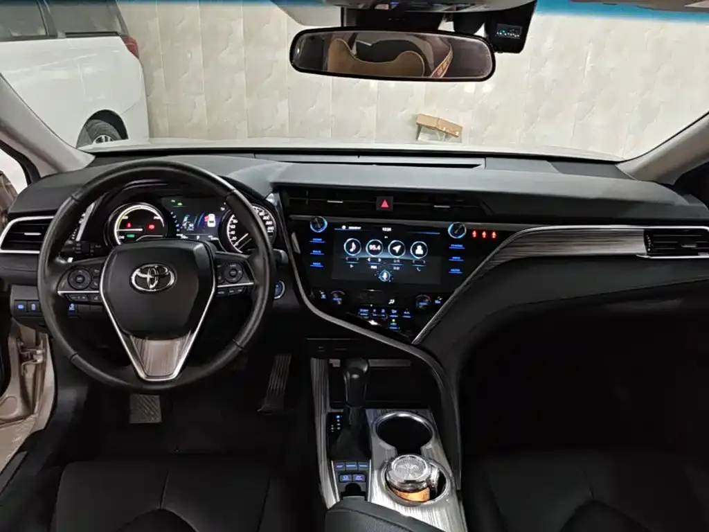 Toyota Camry — фото 8