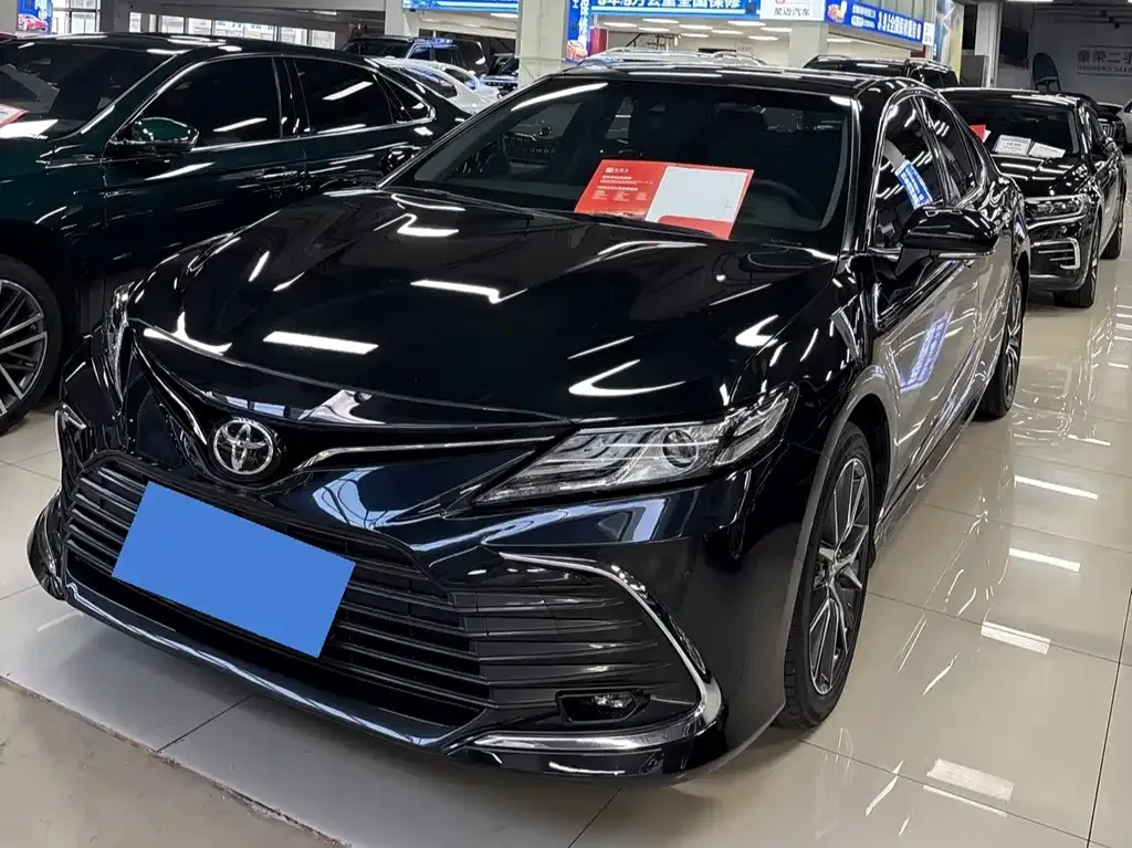 Toyota Camry — фото 1