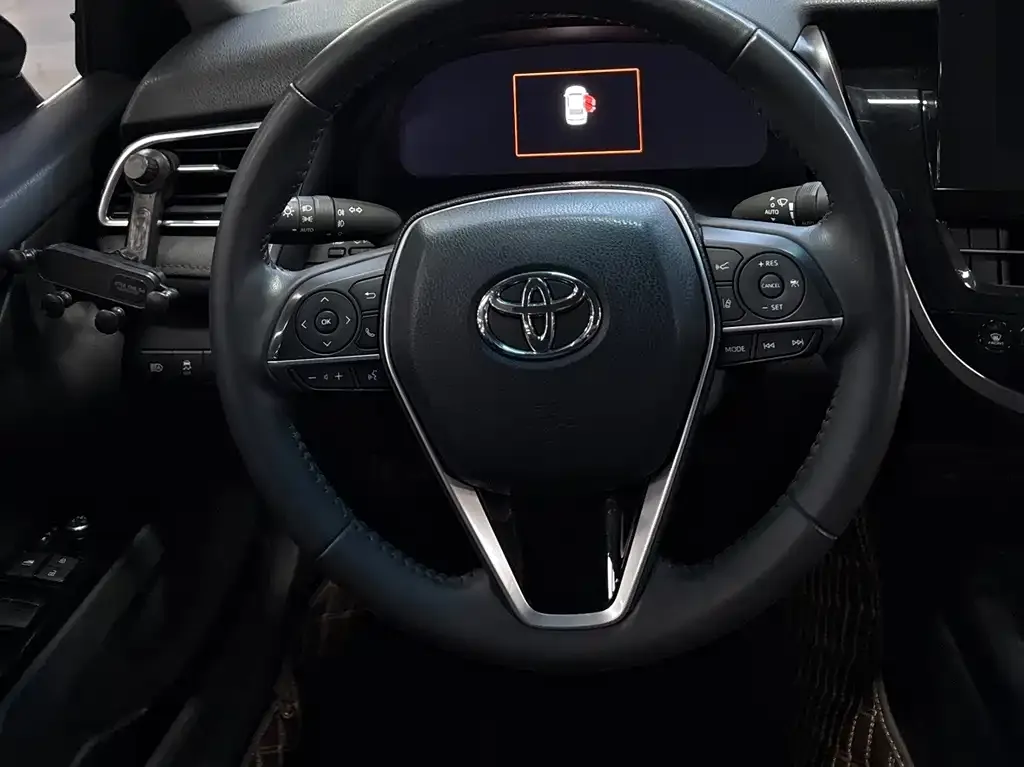Toyota Camry — фото 5