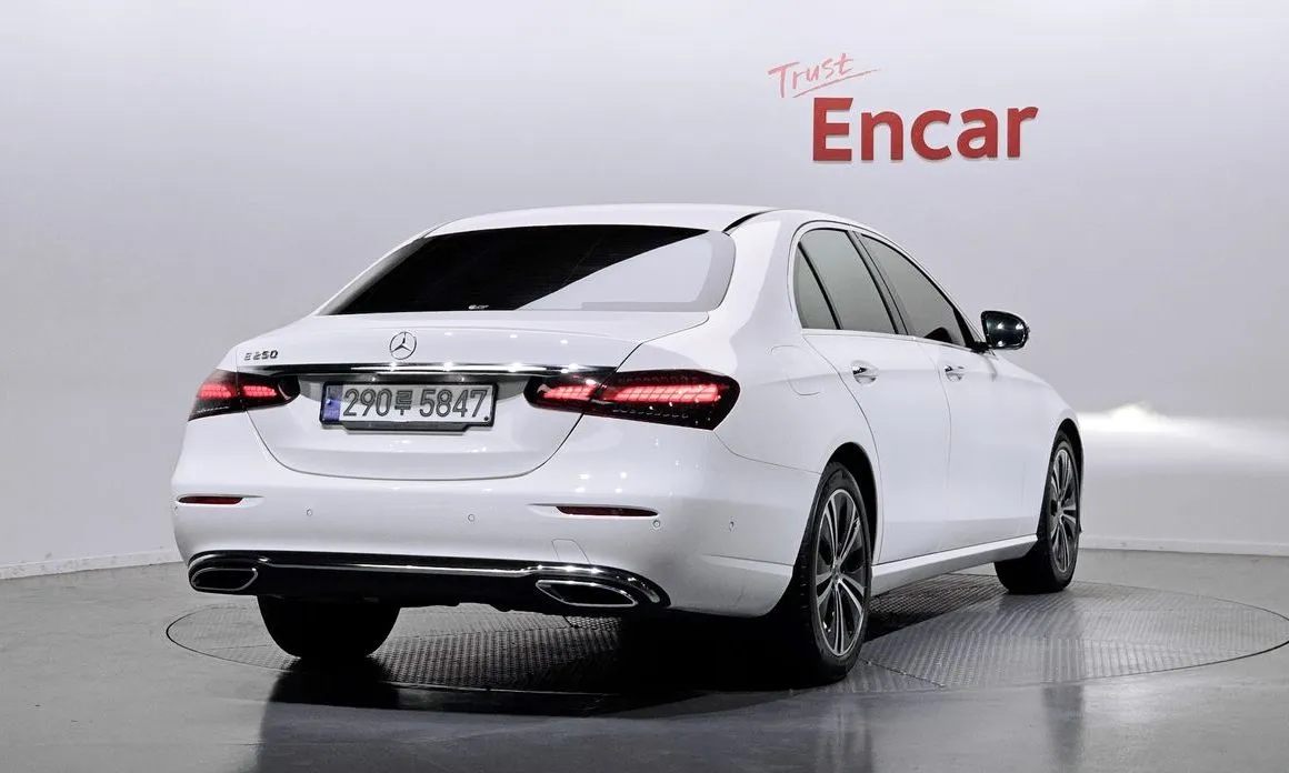 Mercedes-Benz E-Class — фото 4
