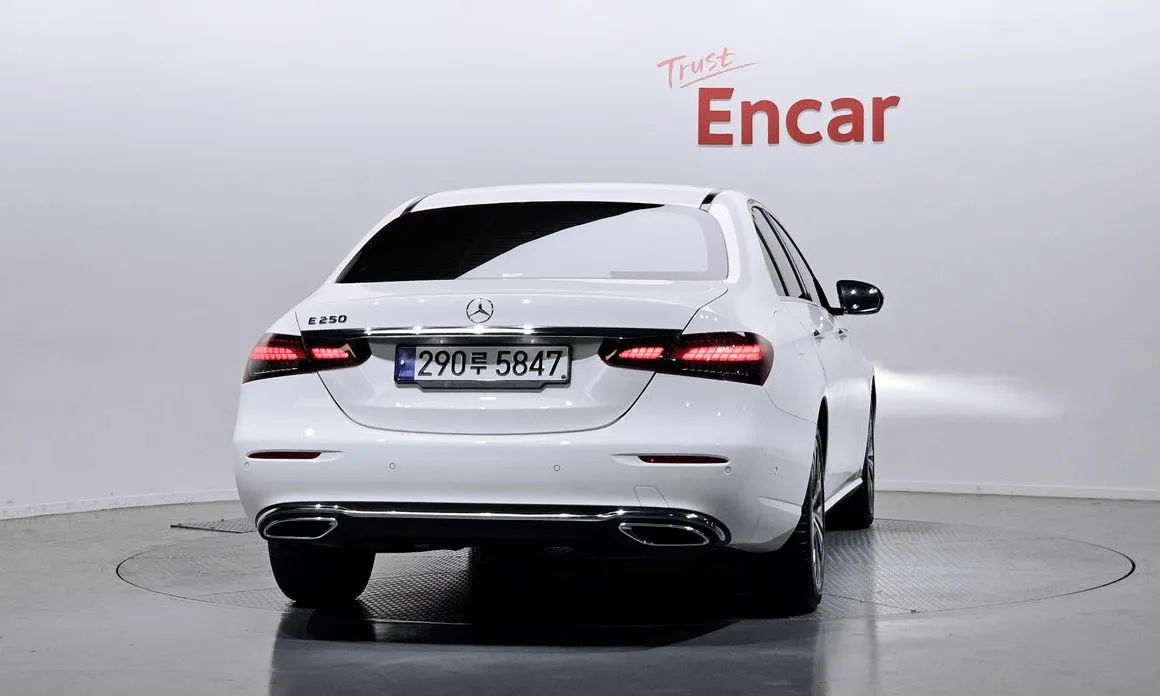 Mercedes-Benz E-Class — фото 2