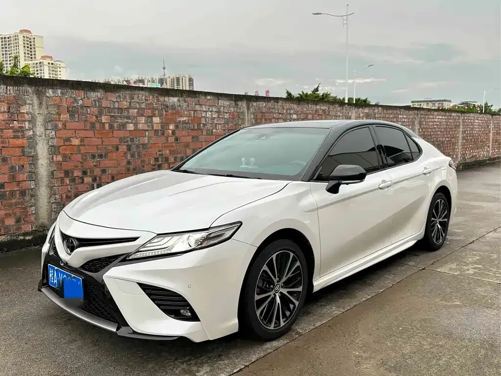 Toyota Camry — фото 1