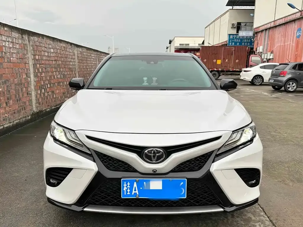 Toyota Camry — фото 2