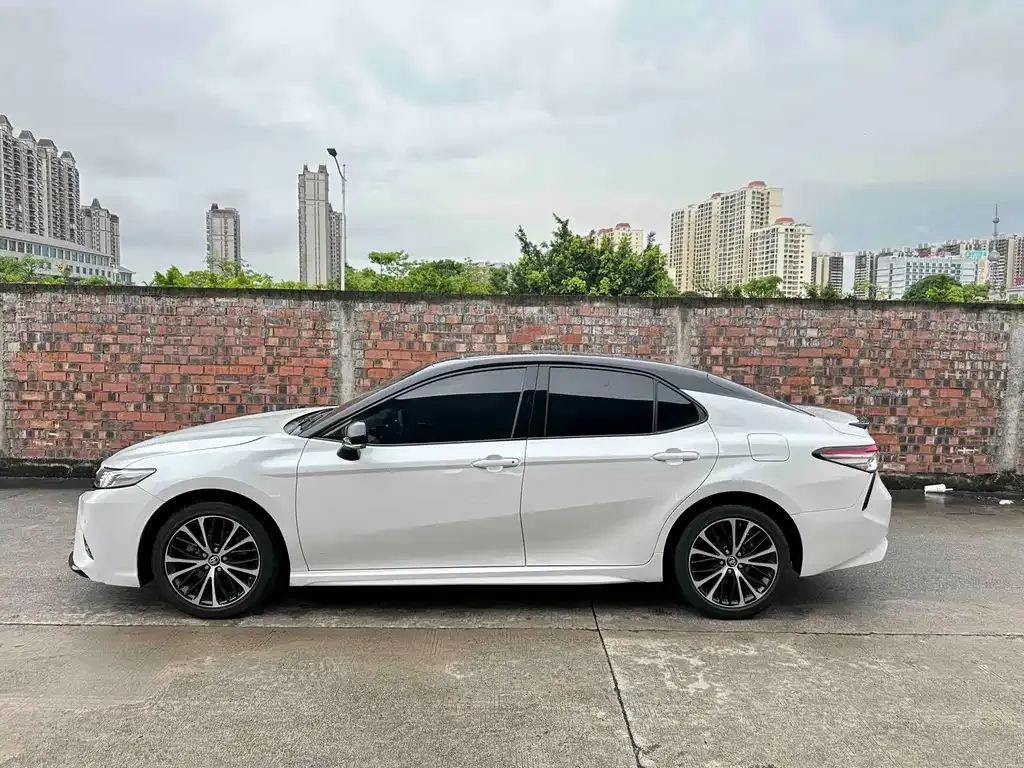 Toyota Camry — фото 5