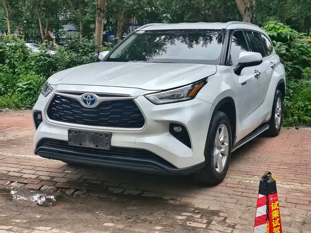 Toyota Highlander — фото 1