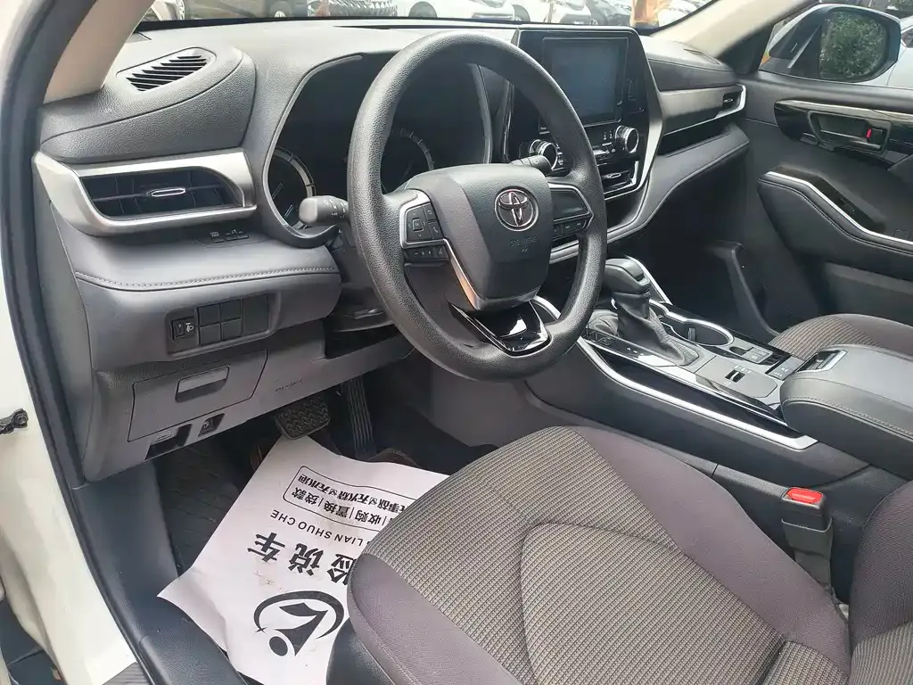 Toyota Highlander — фото 10