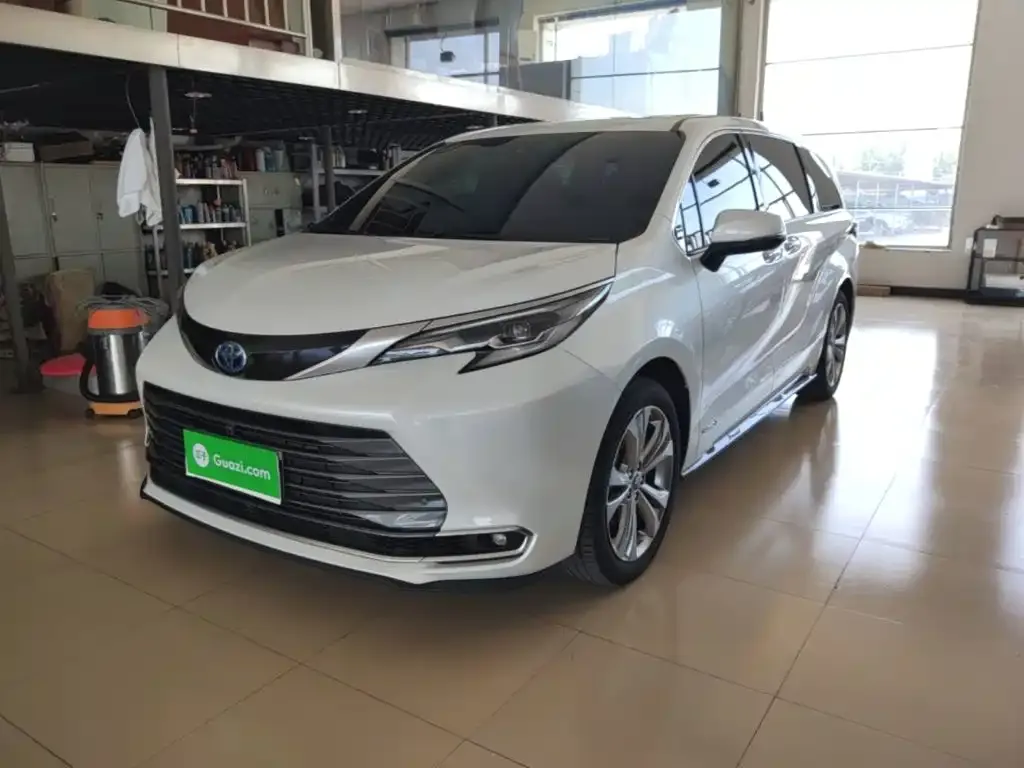 Toyota Sienna — фото 1