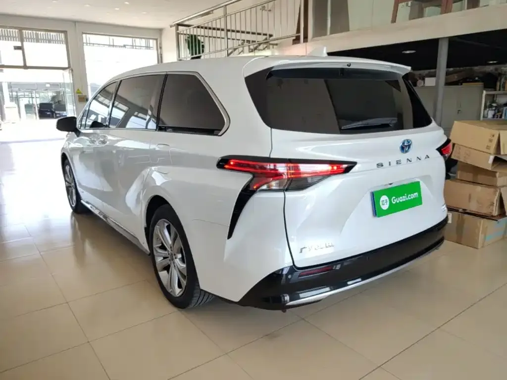 Toyota Sienna — фото 10