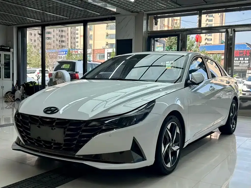 Hyundai Elantra — фото 1