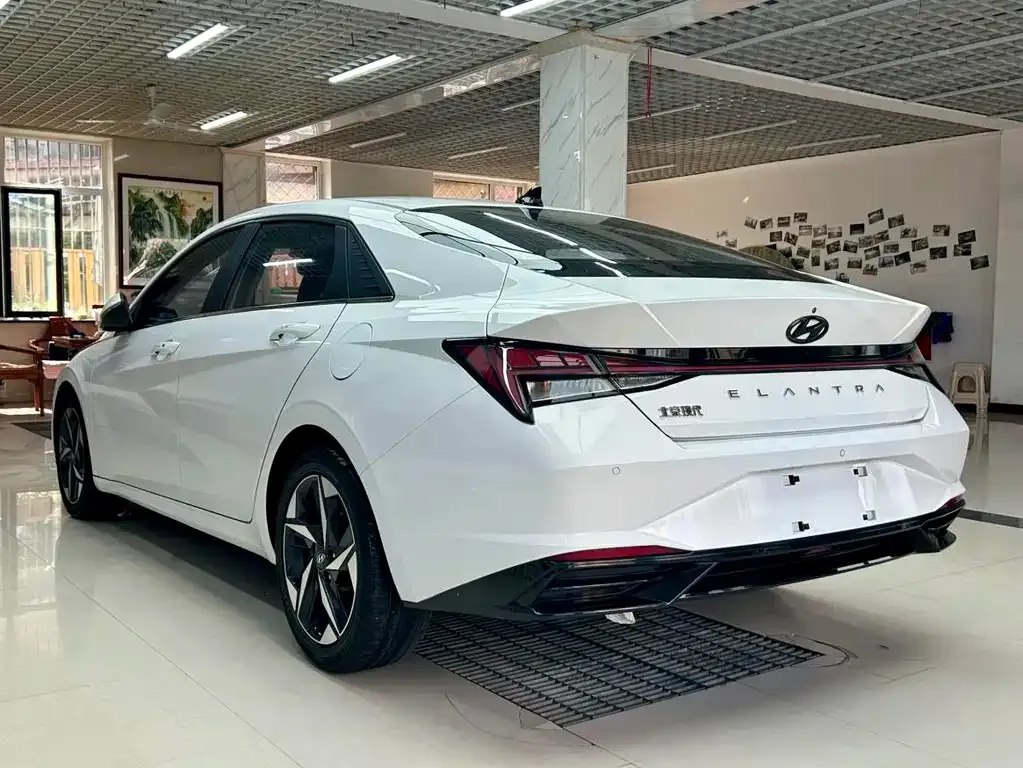 Hyundai Elantra — фото 3